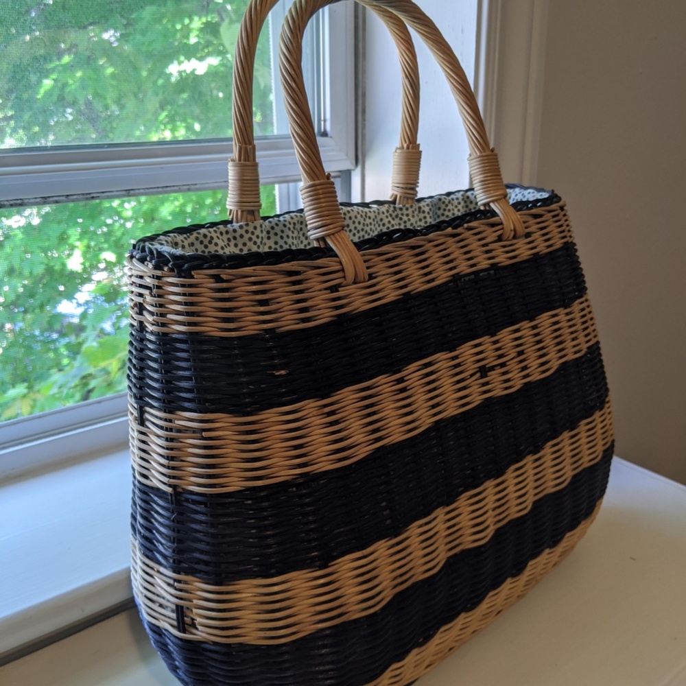 The perfect summer basket bag - French girl style! Closes at top!!